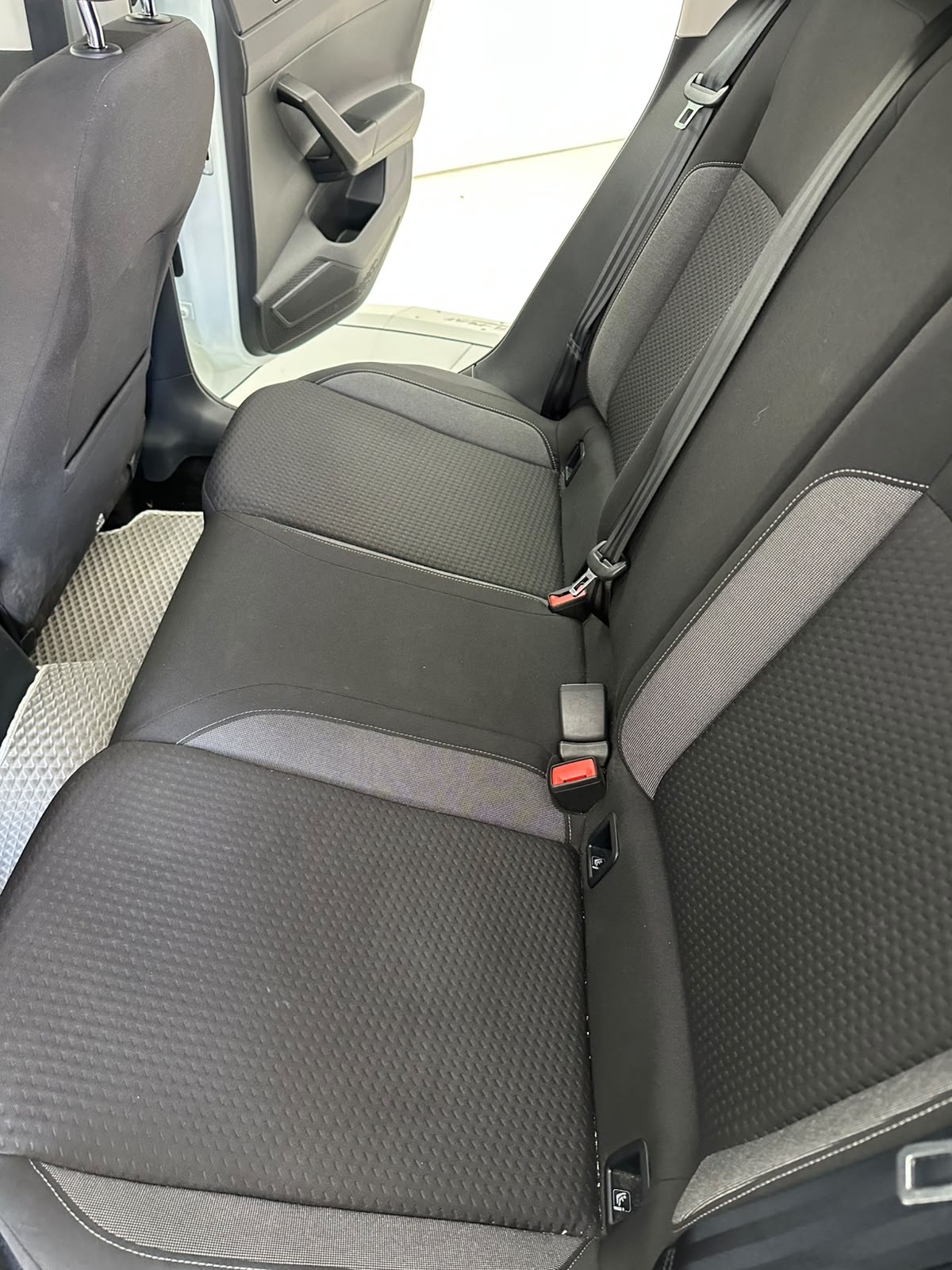 VOLKSWAGEN TAIGO 27